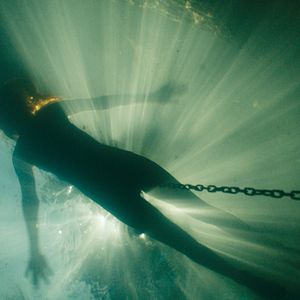 Foto Monos - Entre o Céu e o Inferno