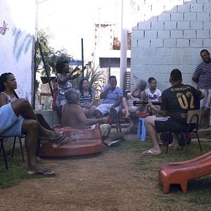 Foto Entre Nós Talvez Estejam Multidões