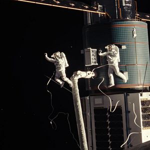 Foto Moonfall - Ameaça Lunar