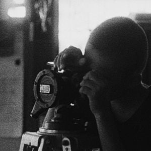 Foto Objeto Misterioso ao Meio-Dia