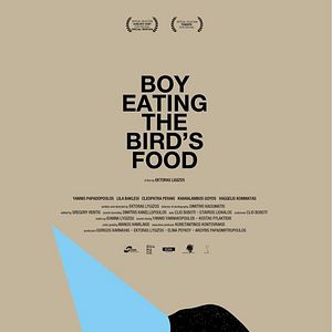 Foto To agori troei to fagito tou pouliou