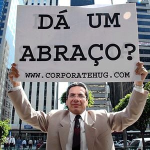 Foto O Abraço Corporativo