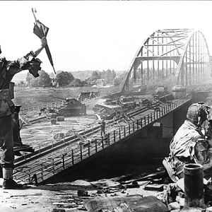 Foto Uma Ponte Longe Demais