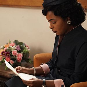 Foto Adrienne Warren