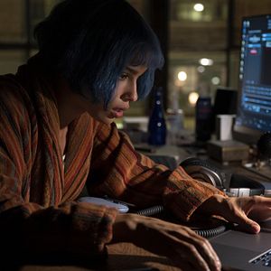 Foto KIMI - Alguém Está Escutando