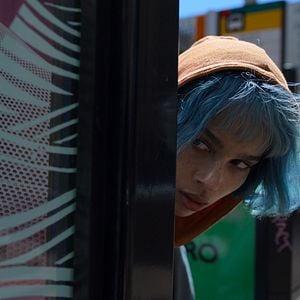 Foto KIMI - Alguém Está Escutando