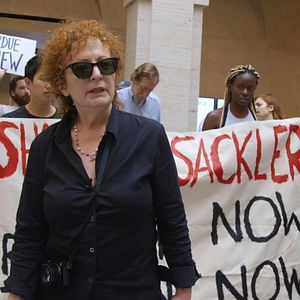 Foto All The Beauty And The Bloodshed