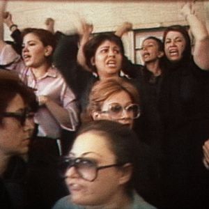 Foto Between Revolutions