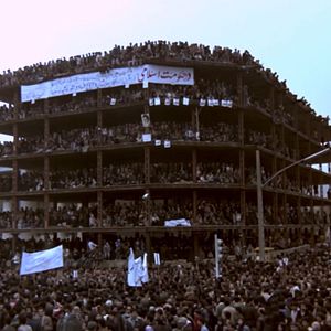 Foto Between Revolutions