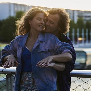 Foto Estranhos na Noite