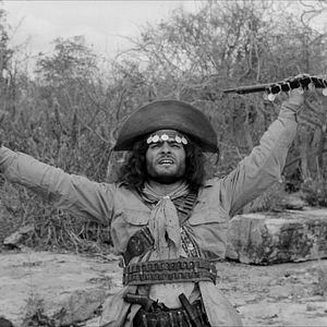 Foto Deus e o Diabo na Terra do Sol