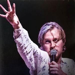 Foto John Early: Agora Mais do que Nunca