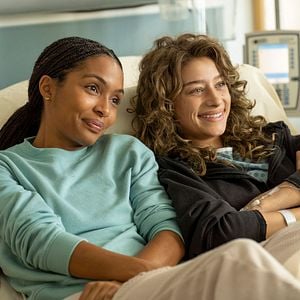 Foto Sitting In Bars With Cake