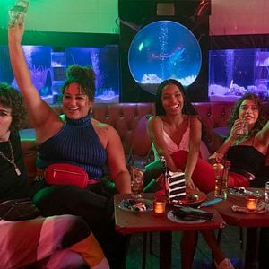 Foto Sitting In Bars With Cake