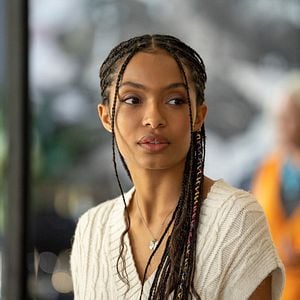 Foto Sitting In Bars With Cake