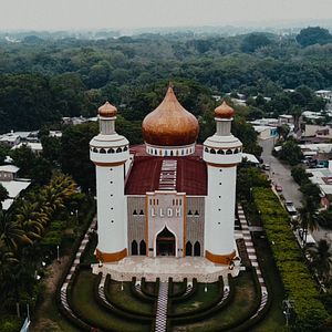 Foto Escândalos na Igreja A Luz do Mundo