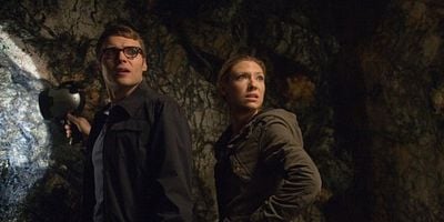 Pôster de Alone In The World