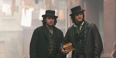 Pôster de Surviving Death