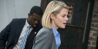 Pôster de Here He Comes