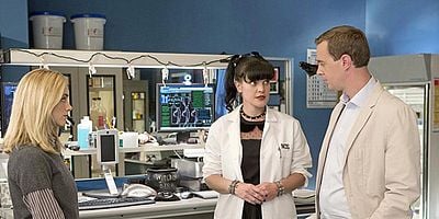 Pôster de Parental Guidance Suggested