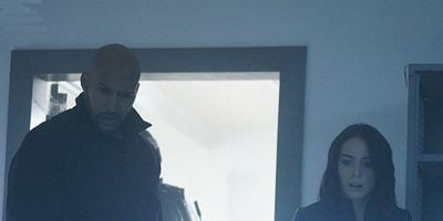 Pôster de The Man Behind the Shield