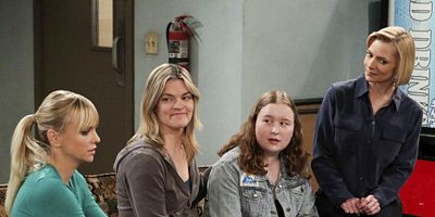 Pôster de A Few Thongs and a Hawaiian Funeral