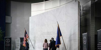 Pôster de Phase Two