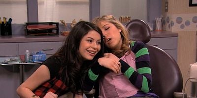 Pôster de iThink They Kissed