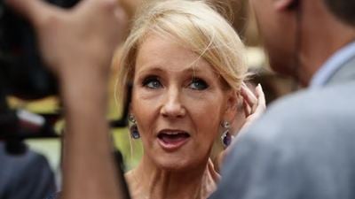 J.K. Rowling faz piada com ativistas que tentam boicotar a série de Harry Potter: “Estou separando meu champanhe!”