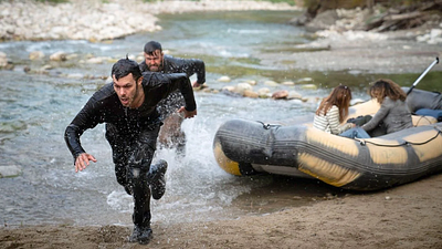 Imagem da notícia Duas ex-estrelas adolescentes formam casal na vida real e ainda protagonizam remake de um clássico filme de aventura
