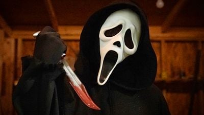 Imagem da notícia Você sabia? Wes Craven faz uma participação especial em Scream - aludindo a um de seus outros grandes clássicos do terror!