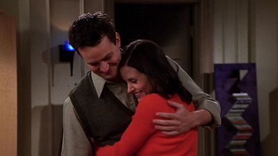 Imagem da notícia Estrela de Friends, Courteney Cox revela que ainda conversa com Matthew Perry: "Ele me visita muito"