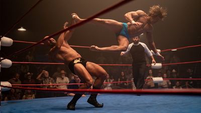 “Deixamos a vaidade de lado”: Zac Efron relembra como se adaptou a sungas “minúsculas de spandex” para cinebiografia de luta livre