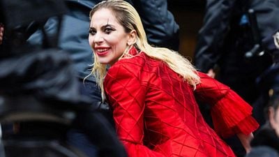 Imagem da notícia "Ela cuspiu café ao me ouvir cantar": Joaquin Phoenix fala francamente sobre pressão de contracenar com Lady Gaga em Coringa 2