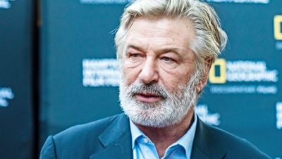 Um ano após acusações, Alec Baldwin é indiciado por morte de diretora em set de filmagem