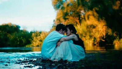 Imagem da notícia Se você gosta de Bridgerton na Netflix, já tem a sucessora perfeita: Uma série com intriga palaciana e fofocas que em breve terá 3ª temporada