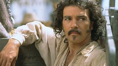 Imagem da notícia "Você está aqui para interpretar vilões": Antonio Banderas quebrou estereótipos de Hollywood neste clássico dos anos 90