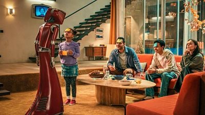 Imagem da notícia Cassandra: Série de ficção científica tem ator de Jogos Vorazes - e você provavelmente não percebeu!