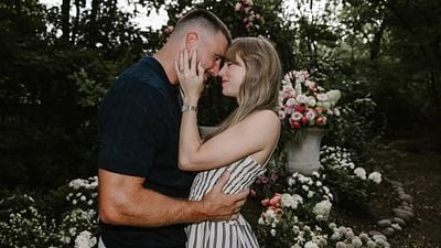 Imagem da notícia Às vésperas do casamento mais aguardado do ano, relembre os filmes que o casal Taylor Swift e Travis Kelce já participou