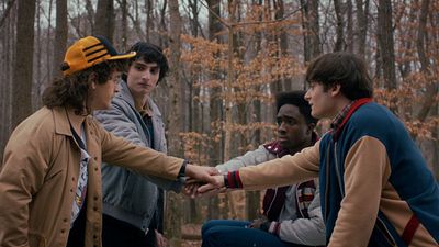 Imagem da notícia "Escolha difícil: ficar bêbada ou ver Stranger Things no ano novo?" Trailer da temporada final aponta destino trágico e internet surta
