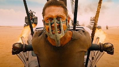 Imagem da notícia Enquanto Charlize Theron e Tom Hardy se digladiavam, uma comédia romântica aconteceu de verdade nos bastidores de Mad Max: Estrada da Fúria
