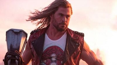 Imagem da notícia Tela Quente hoje (06/07): Em Thor: Amor e Trovão, Natalie Portman usou truque para contracenar com Chris Hemsworth – que alcançou seu maior físico neste filme!
