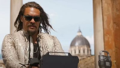 Imagem da notícia "Ele era tão impressionante que eu não conseguia parar de olhar": Charlize Theron foi "cegada" por Jason Momoa em Velozes & Furiosos 10