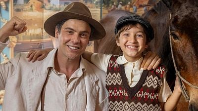 Imagem da notícia Êta Mundo Melhor! (resumo de 8 a 13/12): Candinho finalmente descobre que Samir é seu filho, e o reencontro dos dois é pura emoção