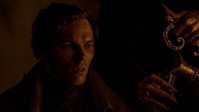 Imagem da notícia “Está emoldurado na minha casa”: Diretor de Nosferatu presenteou Nicholas Hoult com a prótese peniana do vampiro