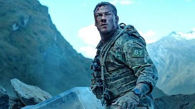 Imagem da notícia Netflix: Após 147 milhões de visualizações, Alan Ritchson estrelará a sequência do filme de ação e ficção científica Máquina de Guerra?