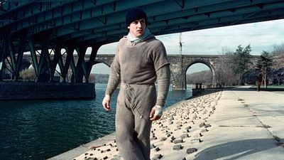 Imagem da notícia Como o maior sucesso de Sylvester Stallone fez o astro de ação se comparar a Orson Welles e Charles Chaplin