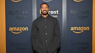 Imagem da notícia Depois de Off Campus e O Verão Que Mudou Minha Vida, Amazon Prime Video anuncia mais uma adaptação de grande fenômeno literário: um franquia de fantasia e romance com Michael B. Jordan na produção