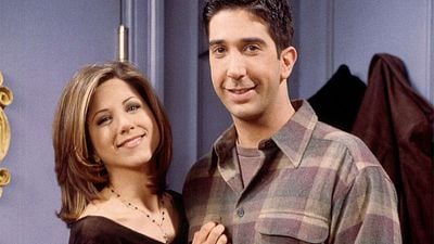 Imagem da notícia Jennifer Aniston teve que filmar a 4ª temporada de Friends com o ex-namorado durante o término do relacionamento
