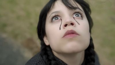 Imagem da notícia 2ª temporada de Wandinha ganha trailer assustador com direito a novo mistério sobrenatural: "Só assino meu nome com sangue"